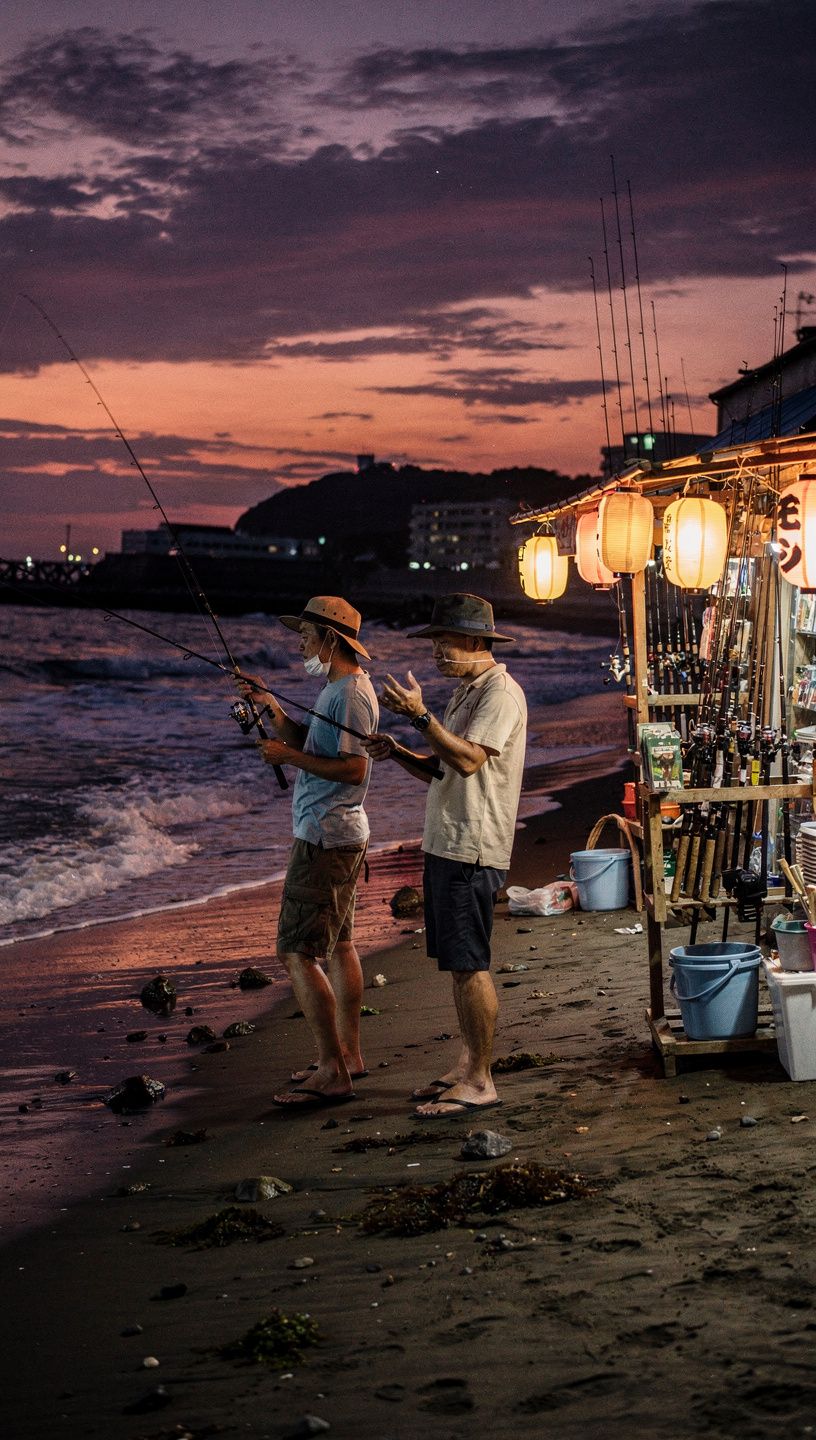 日本の湖で釣りを楽しむ家族の笑顔の写真